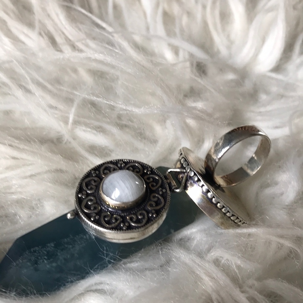 Poison / Pill Box Stash Locket Ring - Picture 5 of 8